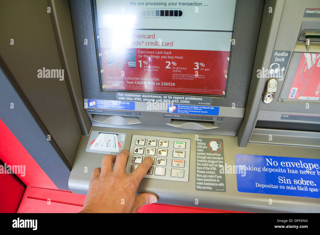 Mit Hilfe der Tastatur auf Bank of America ATM - USA Stockfoto
