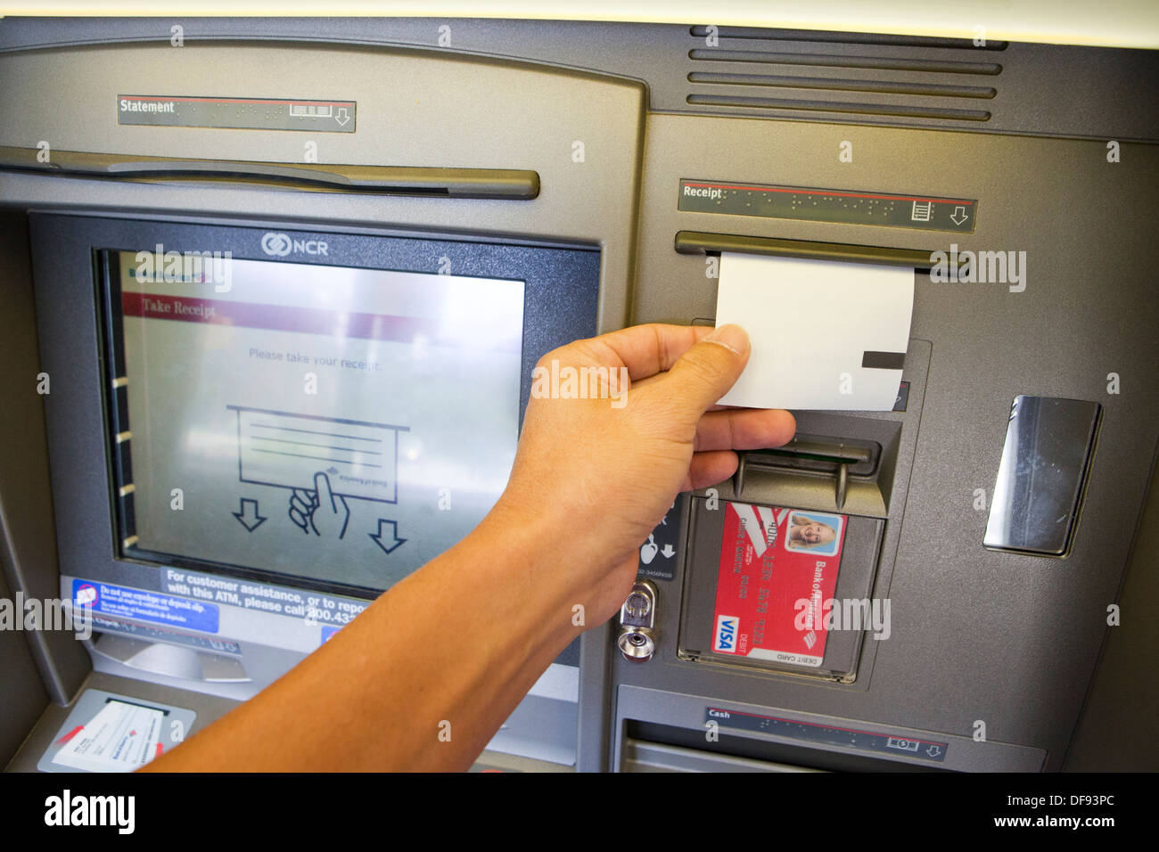 Abrufen der Erhalt von der Bank von Amerika ATM Stockfoto
