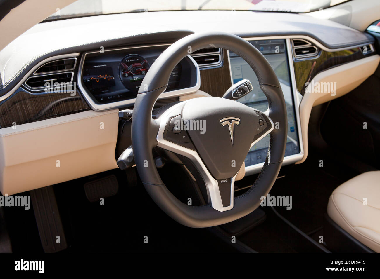 Tesla Model S Elektro-Autoinnenraum Stockfoto