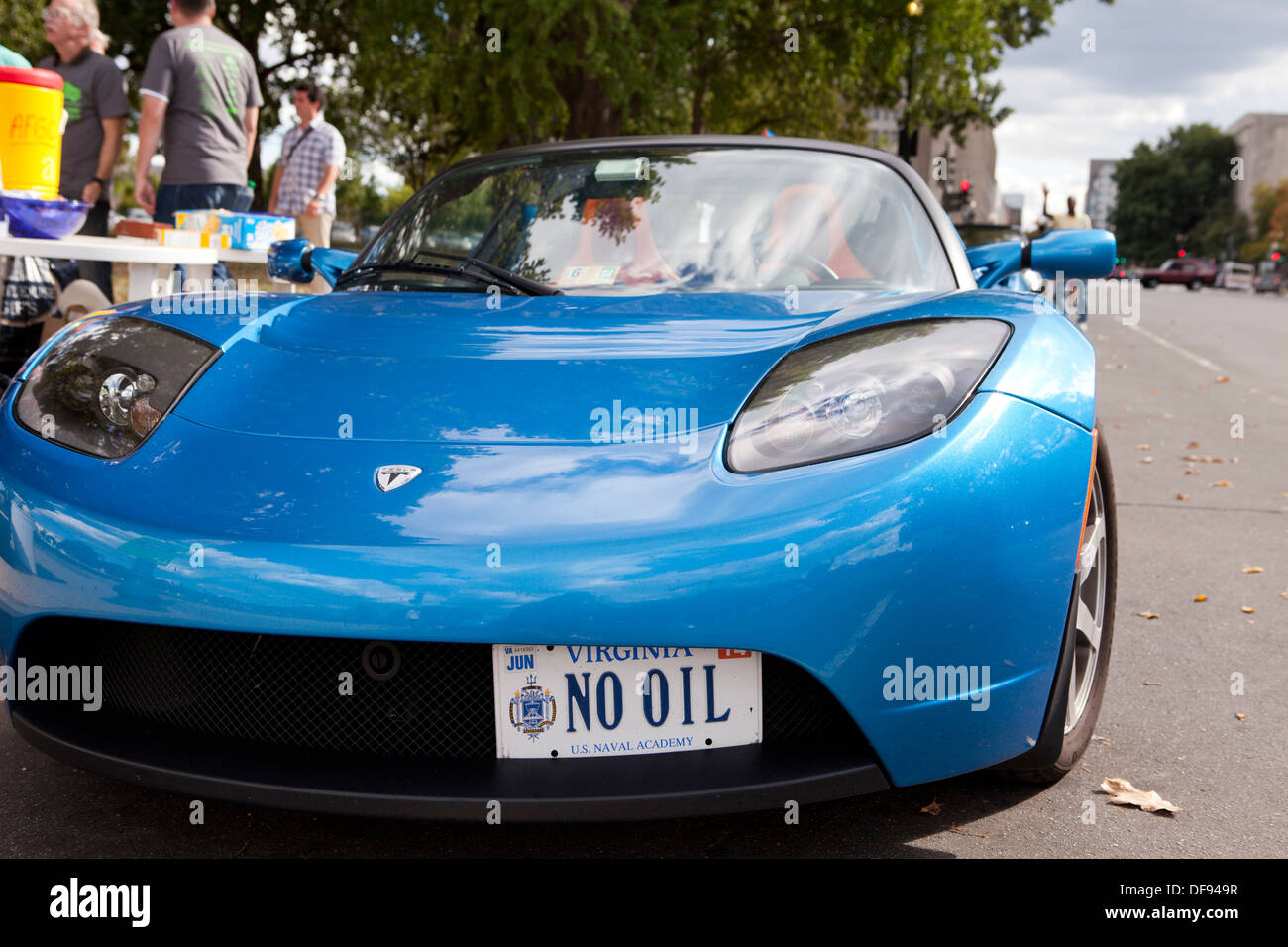 Tesla Roadster Elektroauto mit "KEIN ÖL" nummernschild - USA Stockfoto