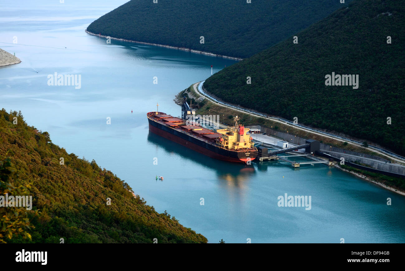 Frachtschiff in Plomin Luka (Hafen) Istrien Kroatien Stockfoto