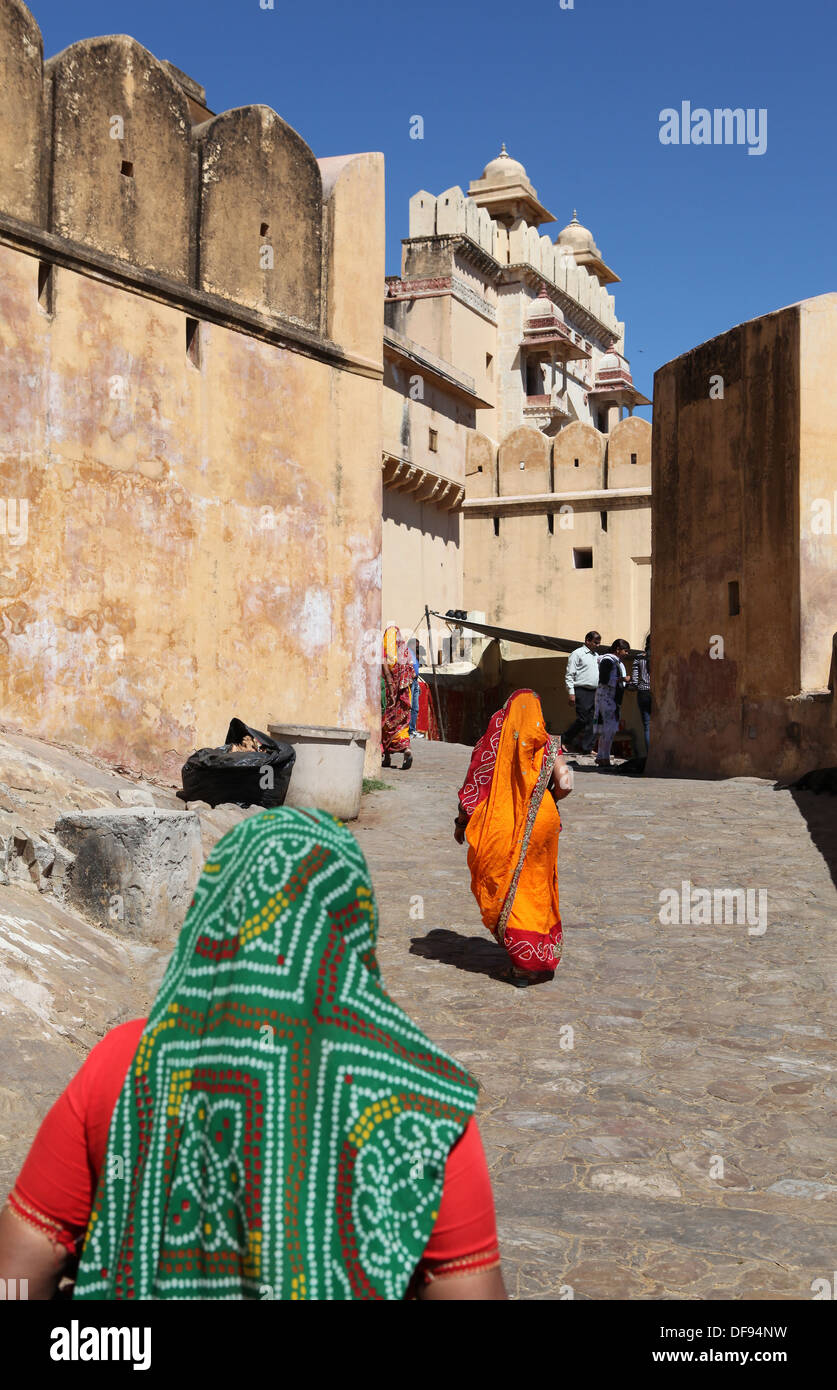 Weibliche indische Touristen Fuß bis zum Amber Fort NearJaipur, Rajasthan, Indien. Stockfoto