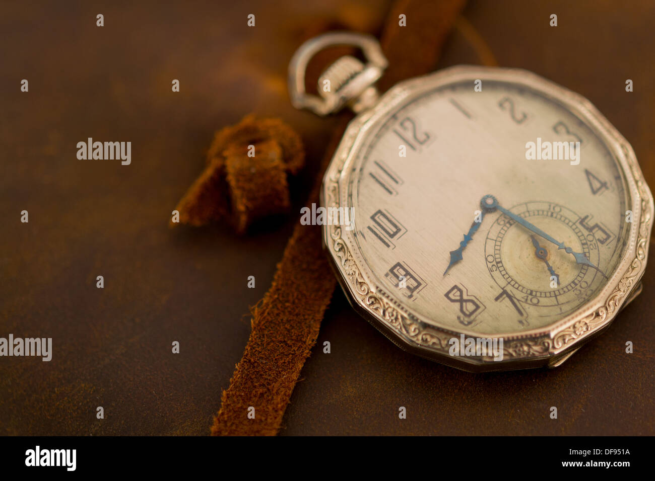 Antike Taschenuhr auf einem Leder-Hintergrund Stockfoto