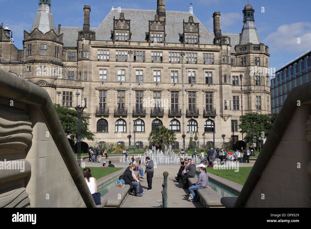 Sheffield Town Hall and the Peace Gardens England, Stadtzentrum, viktorianische Architektur. Denkmalgeschütztes Gebäude der Klasse 1 Stockfoto