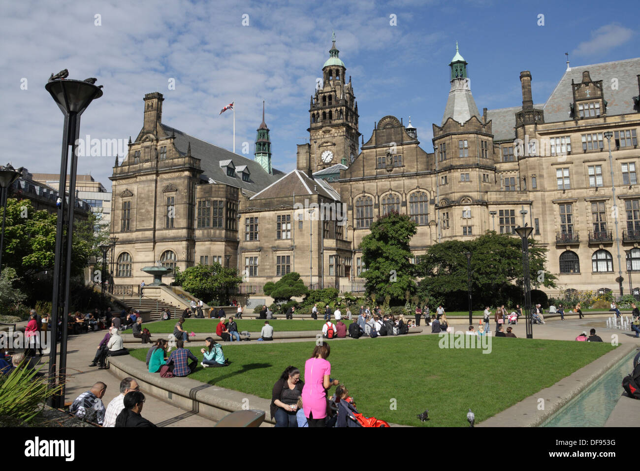 Sheffield Town Hall und Peace Gardens, Sheffield Stadtzentrum England. Öffentlicher Bereich mit viktorianischer Architektur Stockfoto