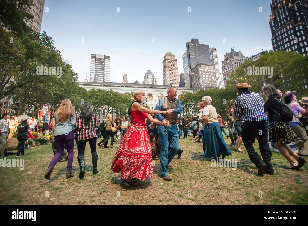 Hunderte von New Yorker und Besucher Tanz bis einen Sturm im Bryant Park in New York auf einer Square Dance-session Stockfoto