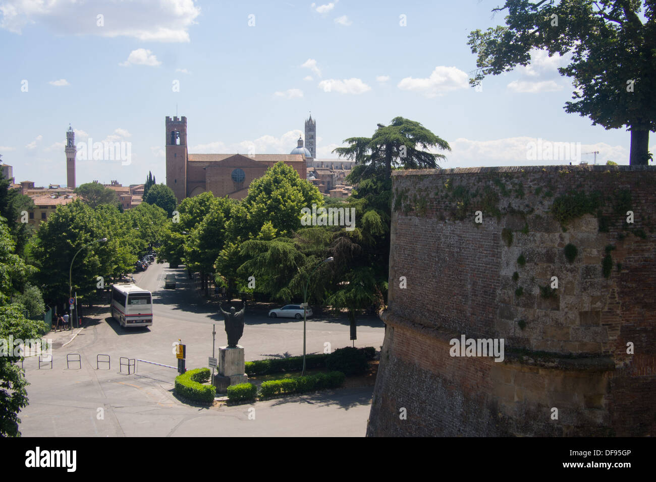 Siena mit dem Zentrum der Kirche von San Domenico, Dom rechts, Mangia Turm in Il Campo verließ, Toskana, Italien. Stockfoto