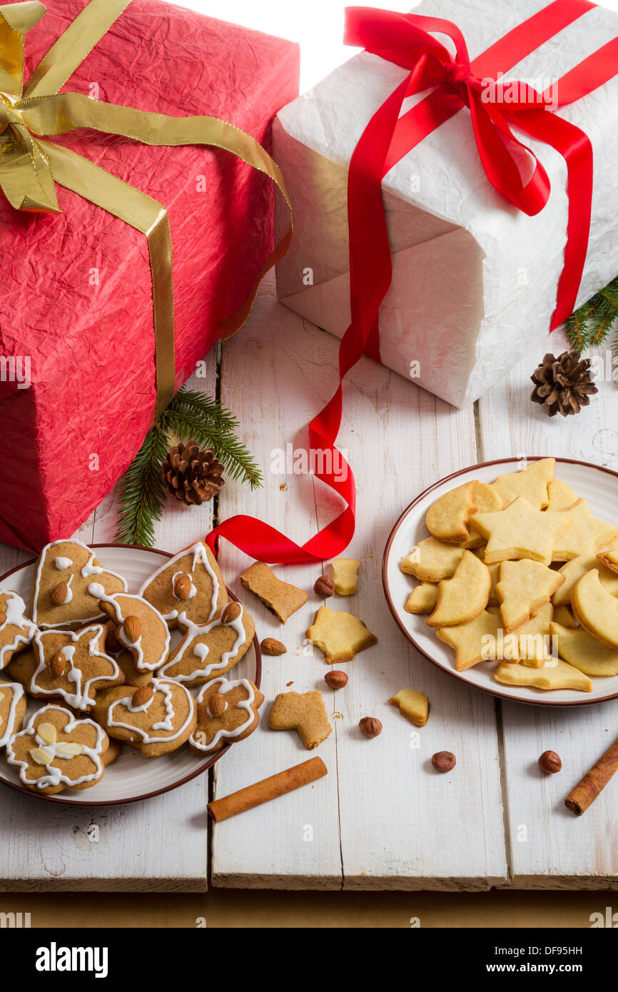 Hausgemachtes Weihnachtsgebäck auf einem Teller auf Geschenke Hintergrund naschen Stockfoto