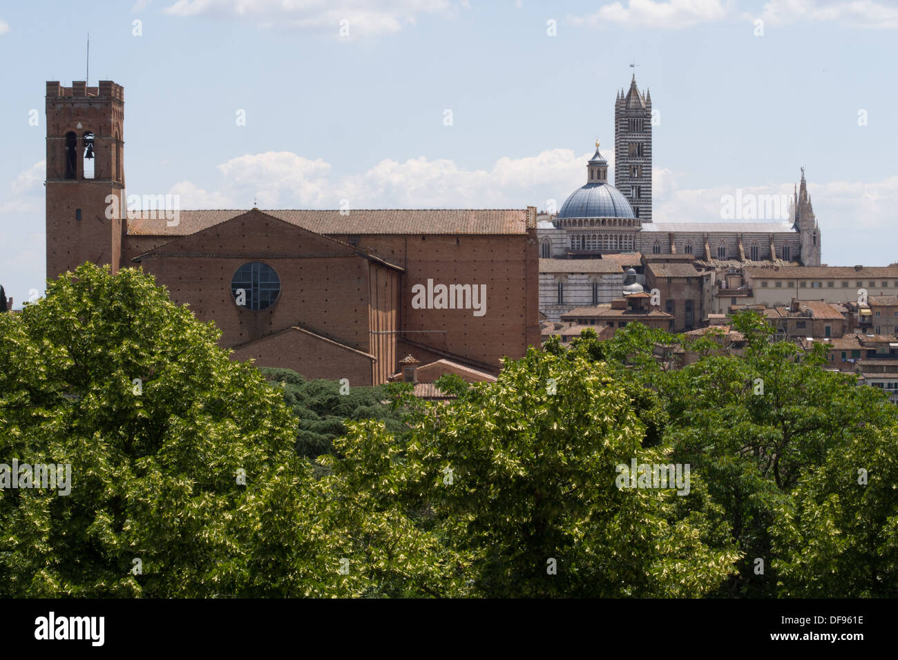 Siena mit der Kirche von San Domenico im Vordergrund und der Duomo hinter, Toskana, Italien Stockfoto