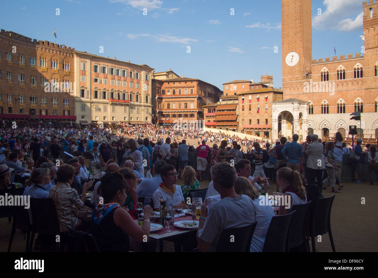 Il Campo (mittelalterliche Stadtplatz] zeigt die Mangia Turm, Siena, Toskana, Italien Stockfoto