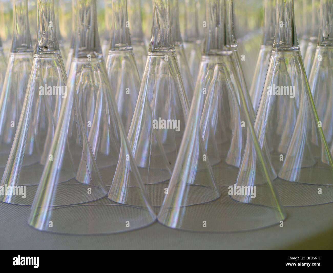 Nahaufnahme von Gläsern aufgereiht auf Tabelle in Reihen bilden sich wiederholende Muster Stockfoto