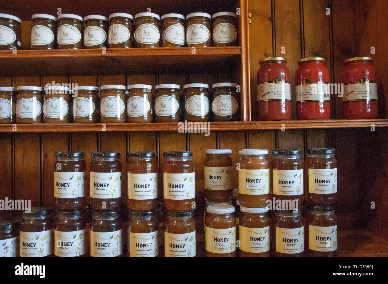 Lokal produzierte Senf auf dem Display an der Providore-Filiale in Milawa, nordöstlichen Victoria Stockfoto
