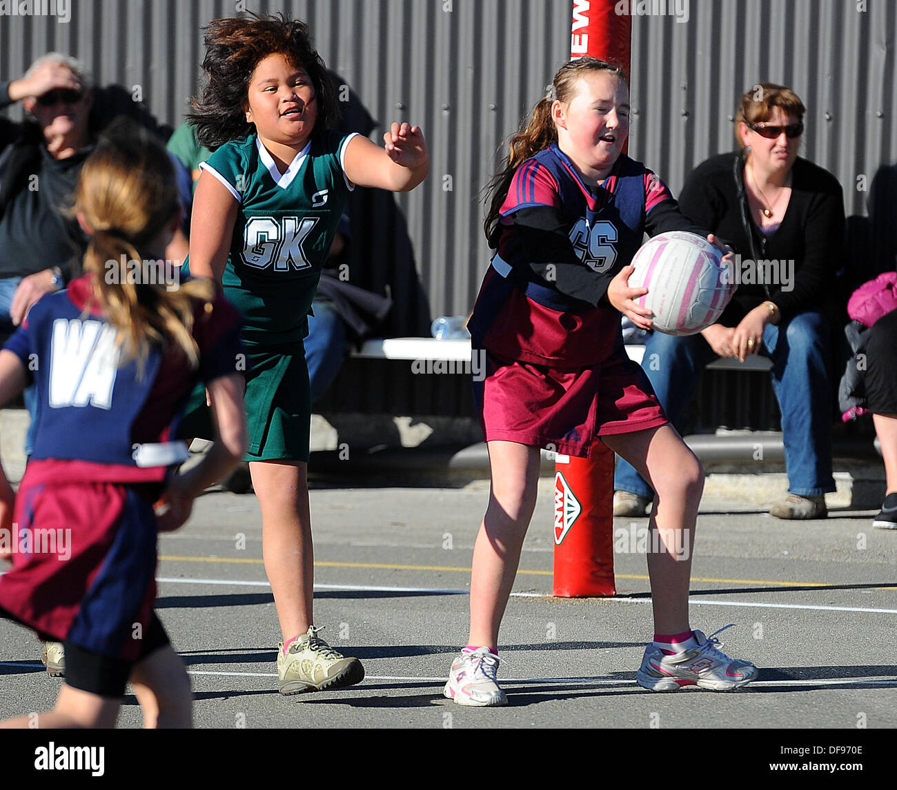 Motueka, Nelson, Neuseeland. 10. August 2013. Kinder Netball. © Aktion Plus Sport/Alamy Live-Nachrichten Stockfoto