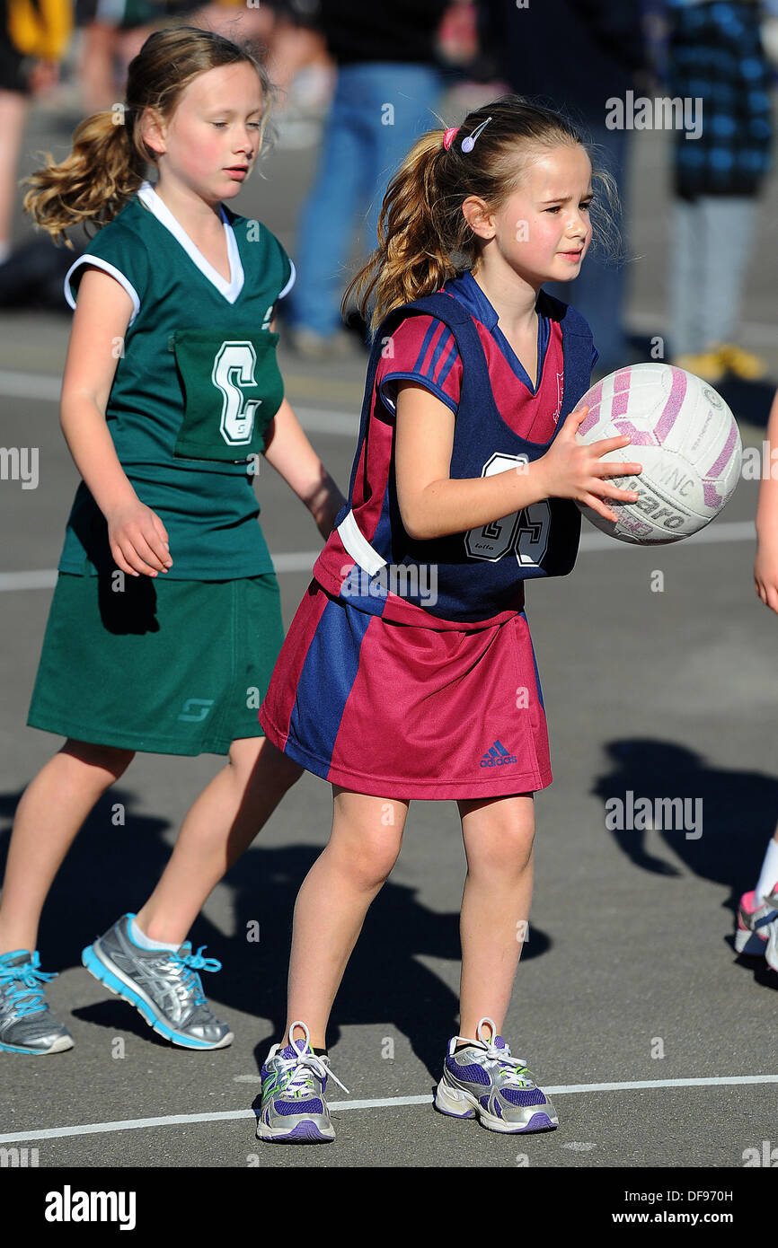 Motueka, Nelson, Neuseeland. 10. August 2013. Kinder Netball. © Aktion Plus Sport/Alamy Live-Nachrichten Stockfoto