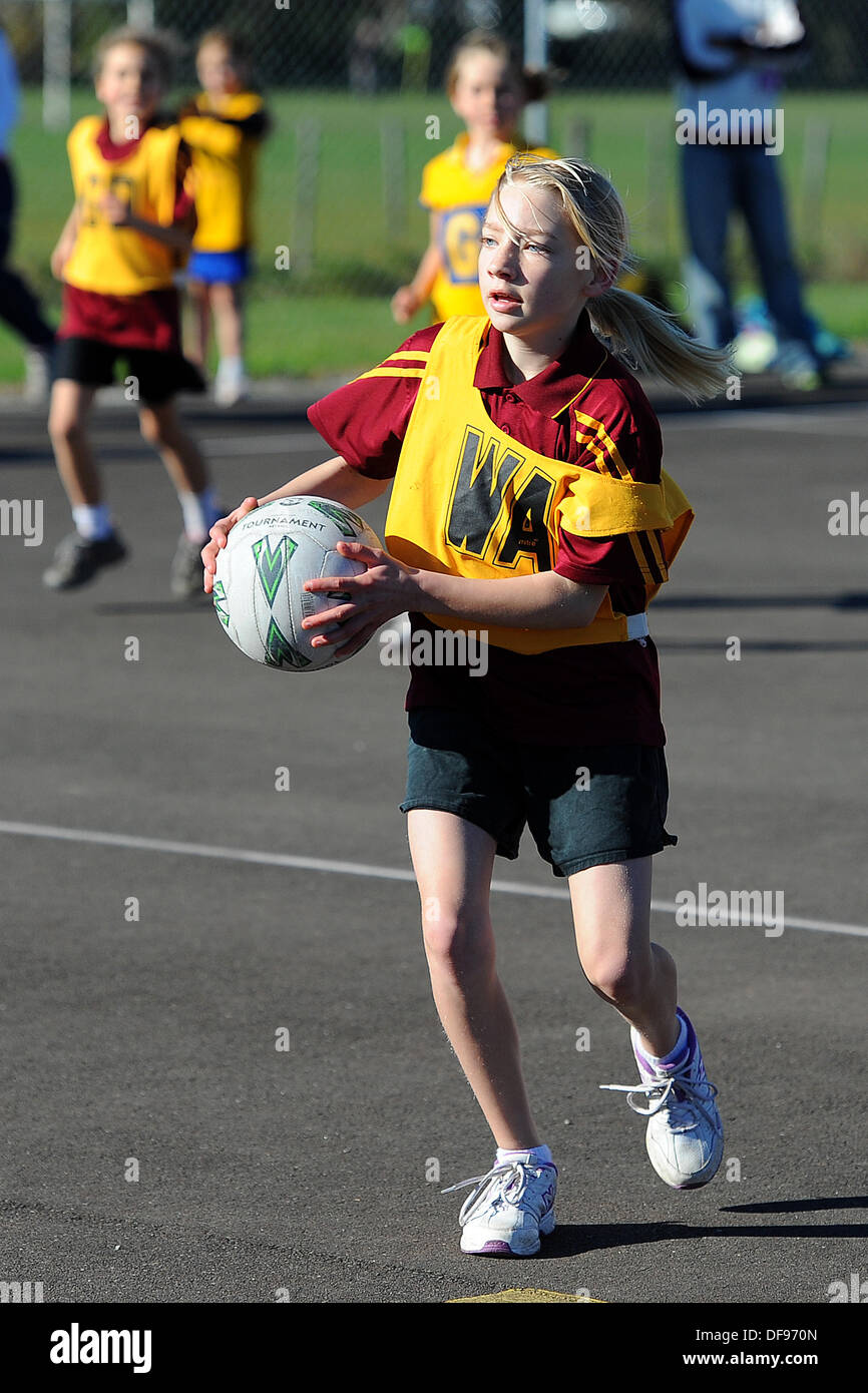 Motueka, Nelson, Neuseeland. 10. August 2013. Kinder Netball. © Aktion Plus Sport/Alamy Live-Nachrichten Stockfoto