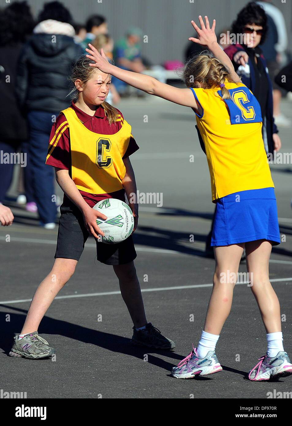Motueka, Nelson, Neuseeland. 10. August 2013. Kinder Netball. © Aktion Plus Sport/Alamy Live-Nachrichten Stockfoto