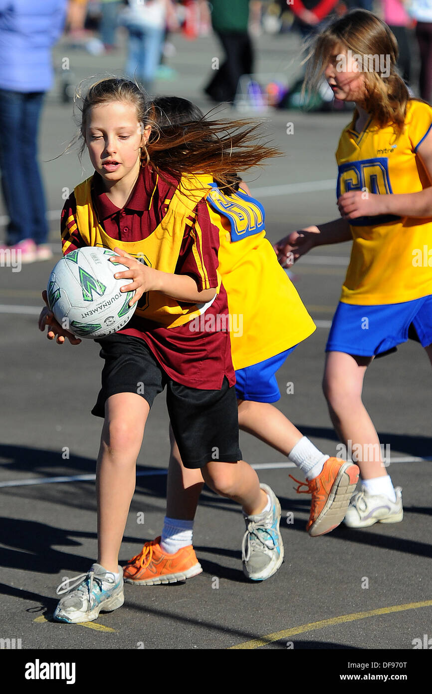 Motueka, Nelson, Neuseeland. 10. August 2013. Kinder Netball. © Aktion Plus Sport/Alamy Live-Nachrichten Stockfoto