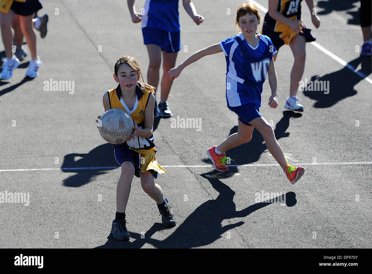 Motueka, Nelson, Neuseeland. 10. August 2013. Kinder Netball. © Aktion Plus Sport/Alamy Live-Nachrichten Stockfoto