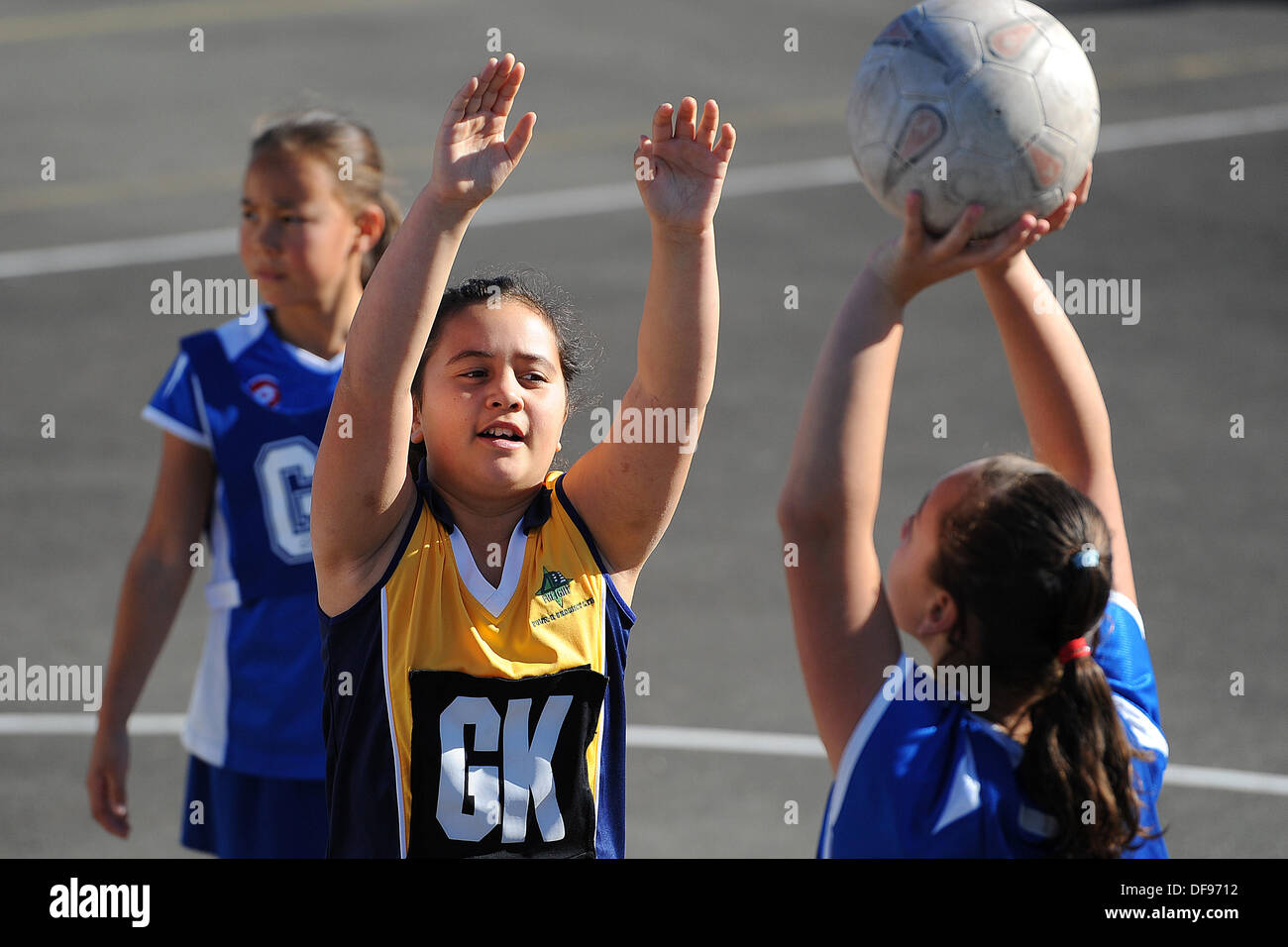 Motueka, Nelson, Neuseeland. 10. August 2013. Kinder Netball. © Aktion Plus Sport/Alamy Live-Nachrichten Stockfoto