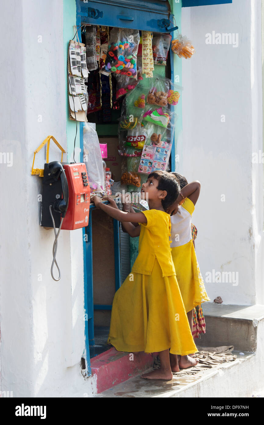 Kleine indische Mädchen auf der Suche in einem Dorfladen. Puttaparthi, Andhra Pradesh, Indien Stockfoto