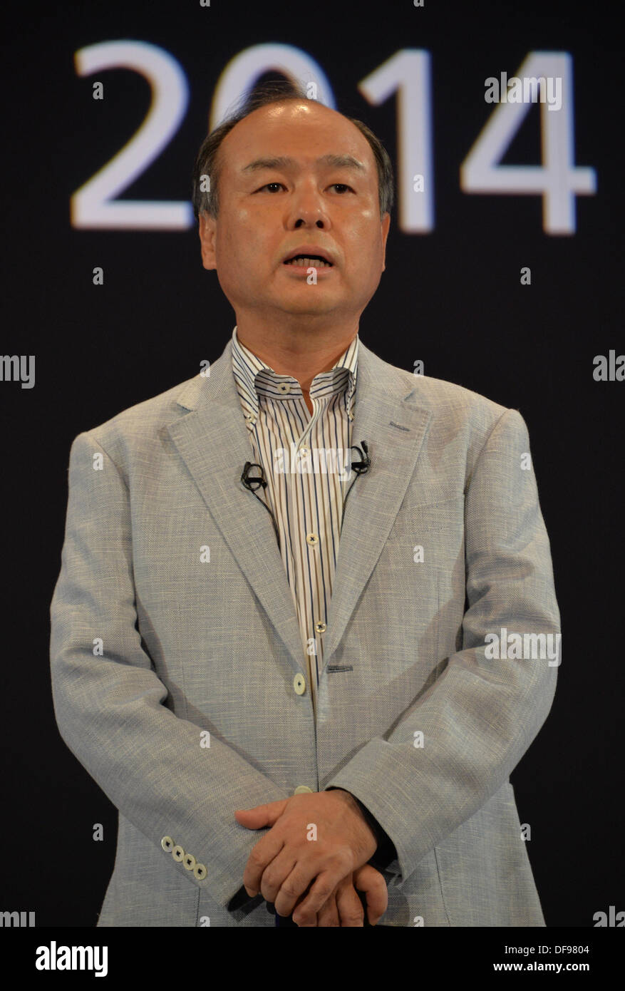 Tokio, Japan. 30. September 2013. Präsident Masayoshi Son von Japans Softbank Corp. spricht vor der Einführung einer Sammlung von neuen Android-Smartphones bei einem Start in ein Hotel in Tokio am Montag, 30. September 2013. © Aflo Co. Ltd./Alamy Live-Nachrichten Stockfoto