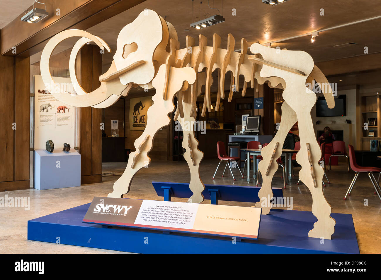 Halber Größe, sechs Fuß aus Holz Mammut-Skelett, Snowmass Ice Age Discovery Center, Snowmass Mall, Snowmass Ski Resort, Colorado. Stockfoto