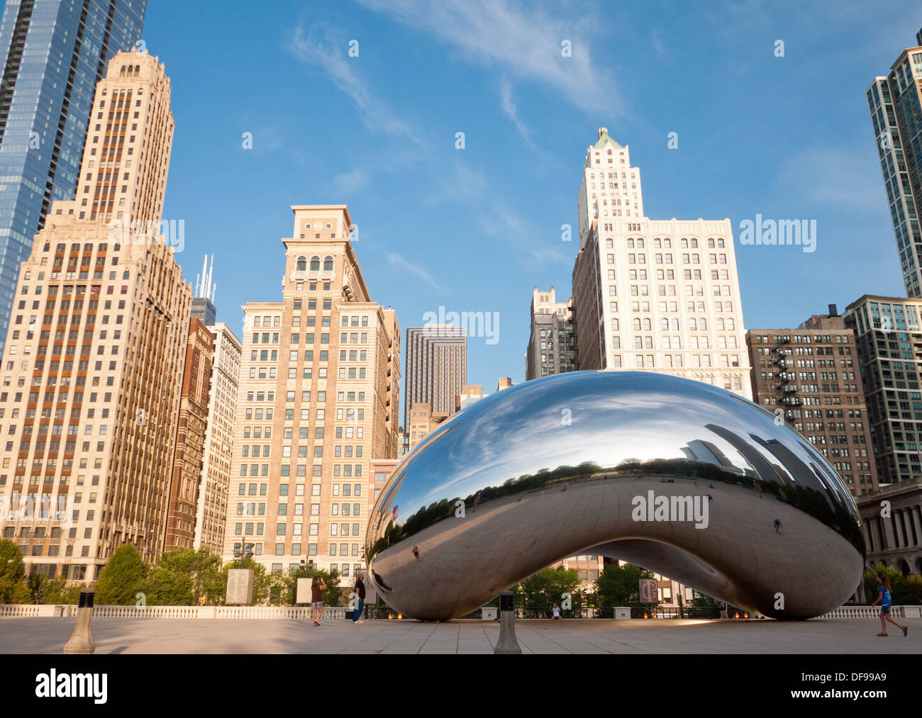 Eine Aufnahme am frühen Morgen des Cloud Gate (The Bean) und die spektakuläre Skyline von Chicago vom Millennium Park, Chicago, Illinois. Stockfoto