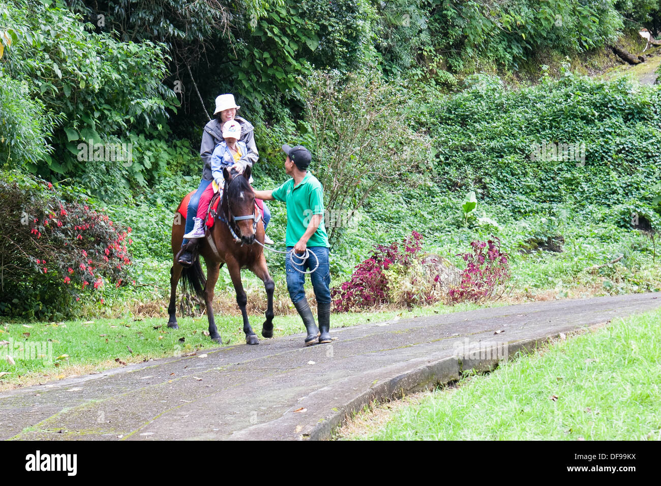 die Frau und Kind reiten lernen... Stockfoto