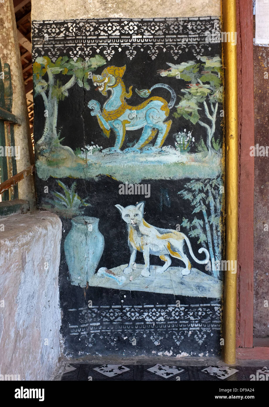 Tempel-Wandbild Darstellung ein Singha (mythologische Löwen) und einer Hauskatze in Laos. Stockfoto