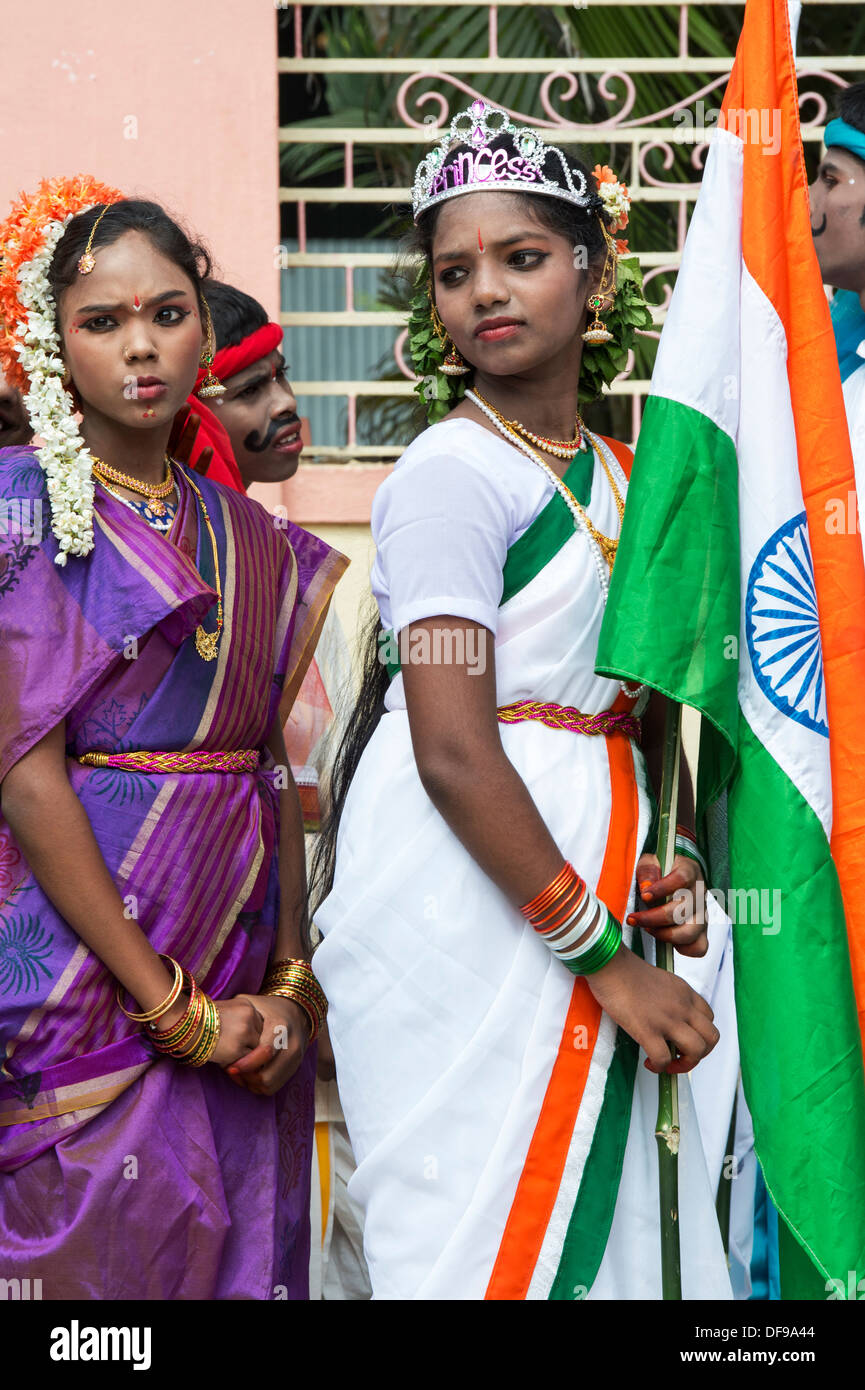 Indische Mädchen gekleidet in traditionellen Kostümen auf einer Protestkundgebung. Puttaparthi, Andhra Pradesh, Indien Stockfoto