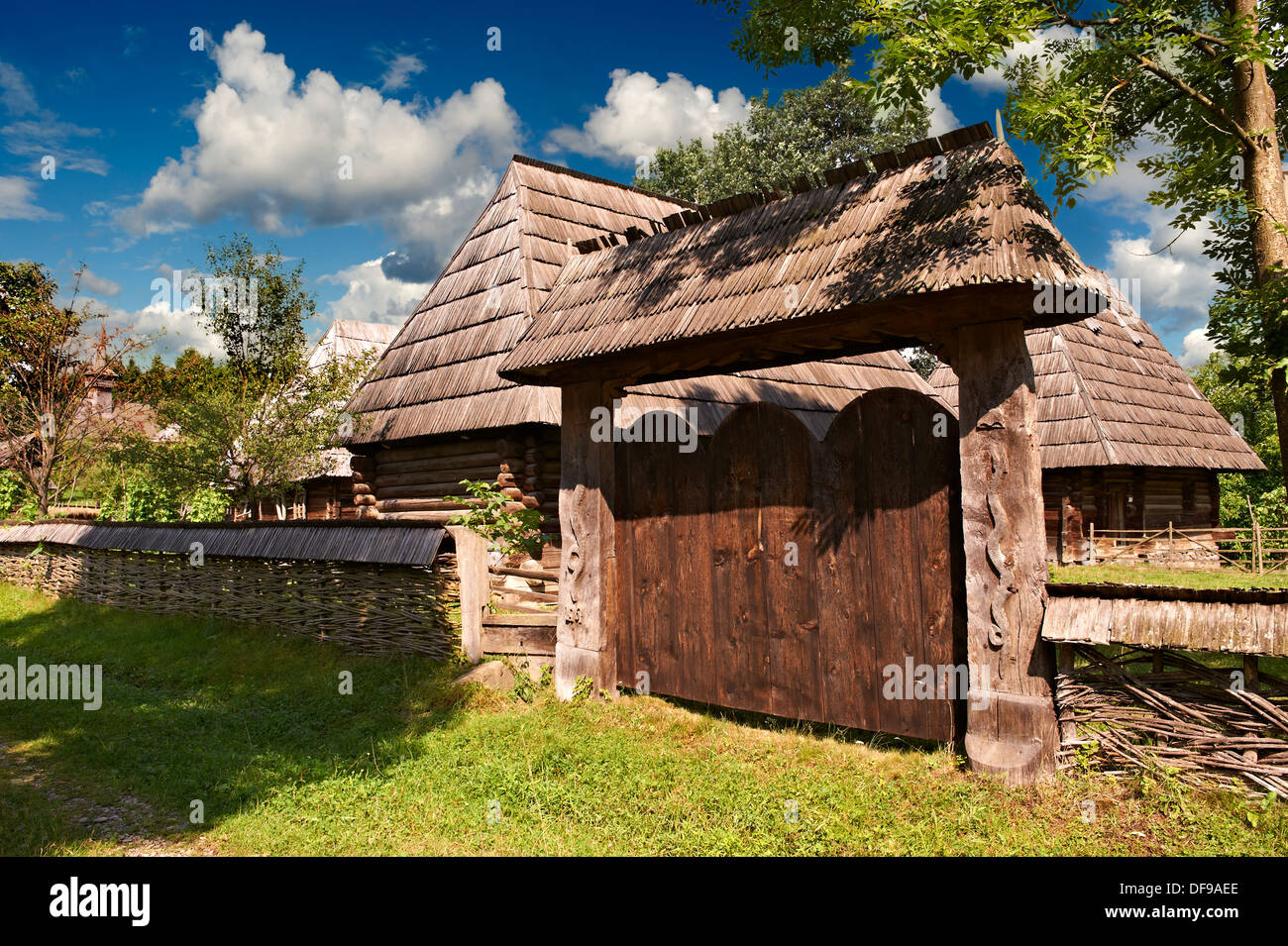 traditionelles Bauernhaus des 19. Jahrhunderts & Tor der Iza-Tal, das Dorfmuseum in der Nähe von Sighlet, Maramures, NordTransylvania Stockfoto
