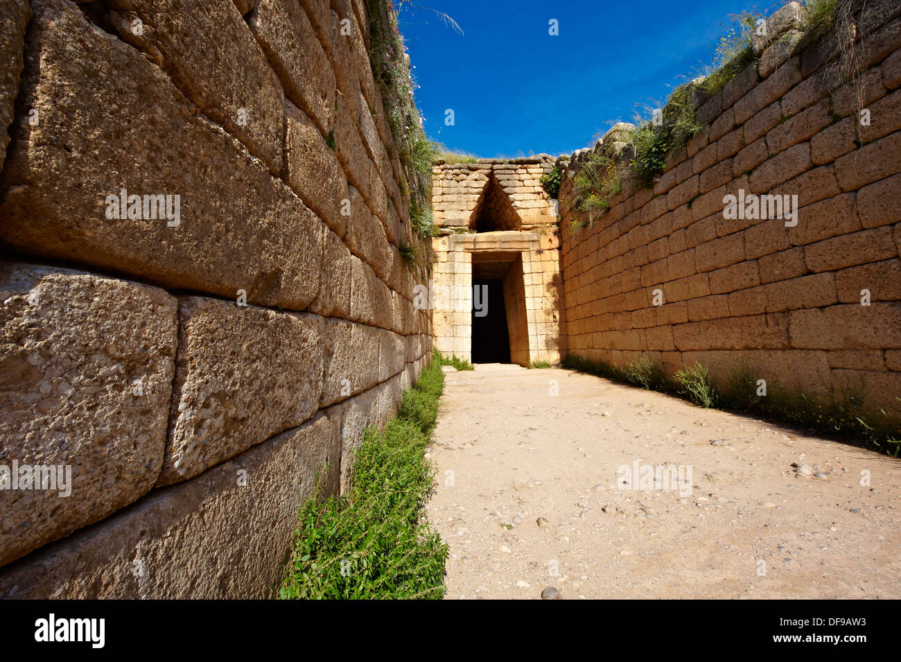 Eintritt in das Schatzhaus des Atreus ist, Mykene archäologische Weltkulturerbe, Peloponnes, Griechenland Stockfoto