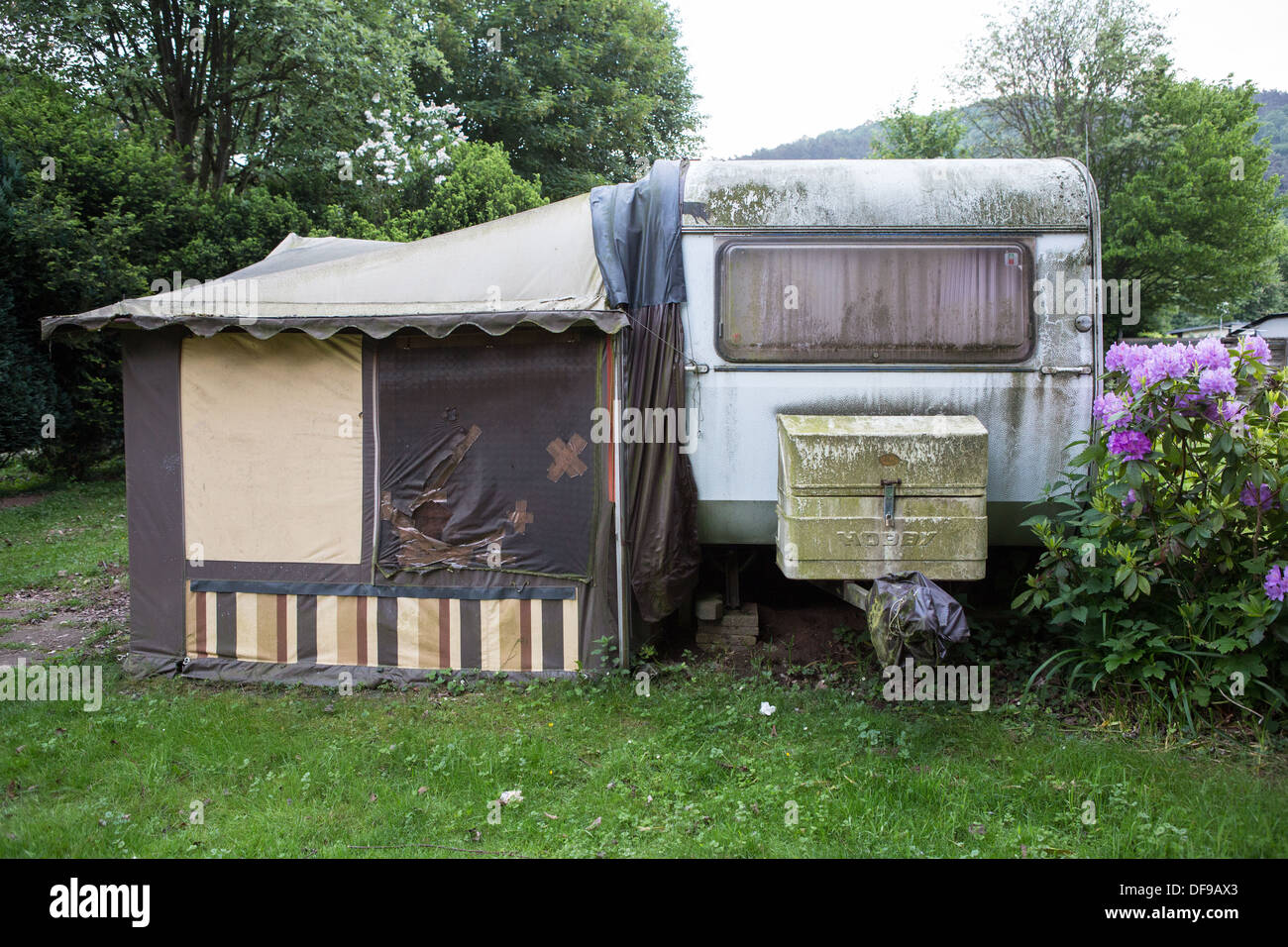 Verfallene Wohnwagen und Vorzelt Stockfoto