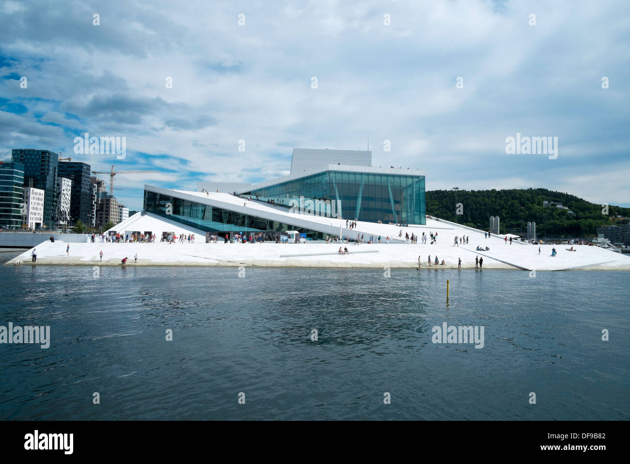 Blick über das Wasser nach dem neuen Opernhaus Oslo Stockfoto