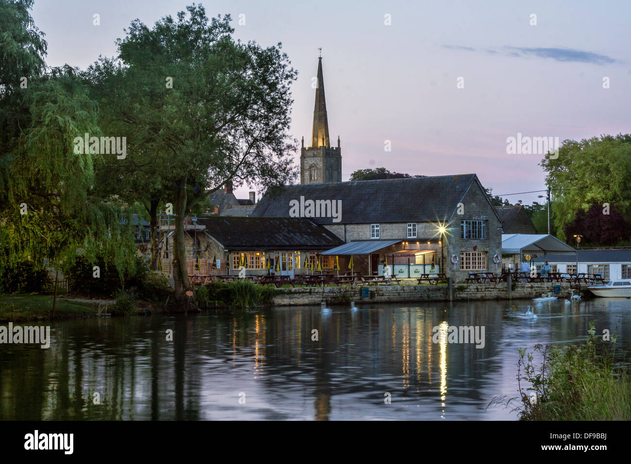 LECHLADE, GLOUCESTERSHIRE, Großbritannien - 02. JULI 2008: Blick über die Themse in Richtung Lechade bei Abendlicht Stockfoto