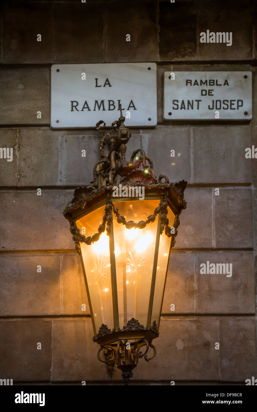 BARCELONA, SPANIEN - 12. SEPTEMBER 2013: Les Rambles, Barcelona: Old Fashioned Street Laterne Light and Sign on La Rambla Stockfoto