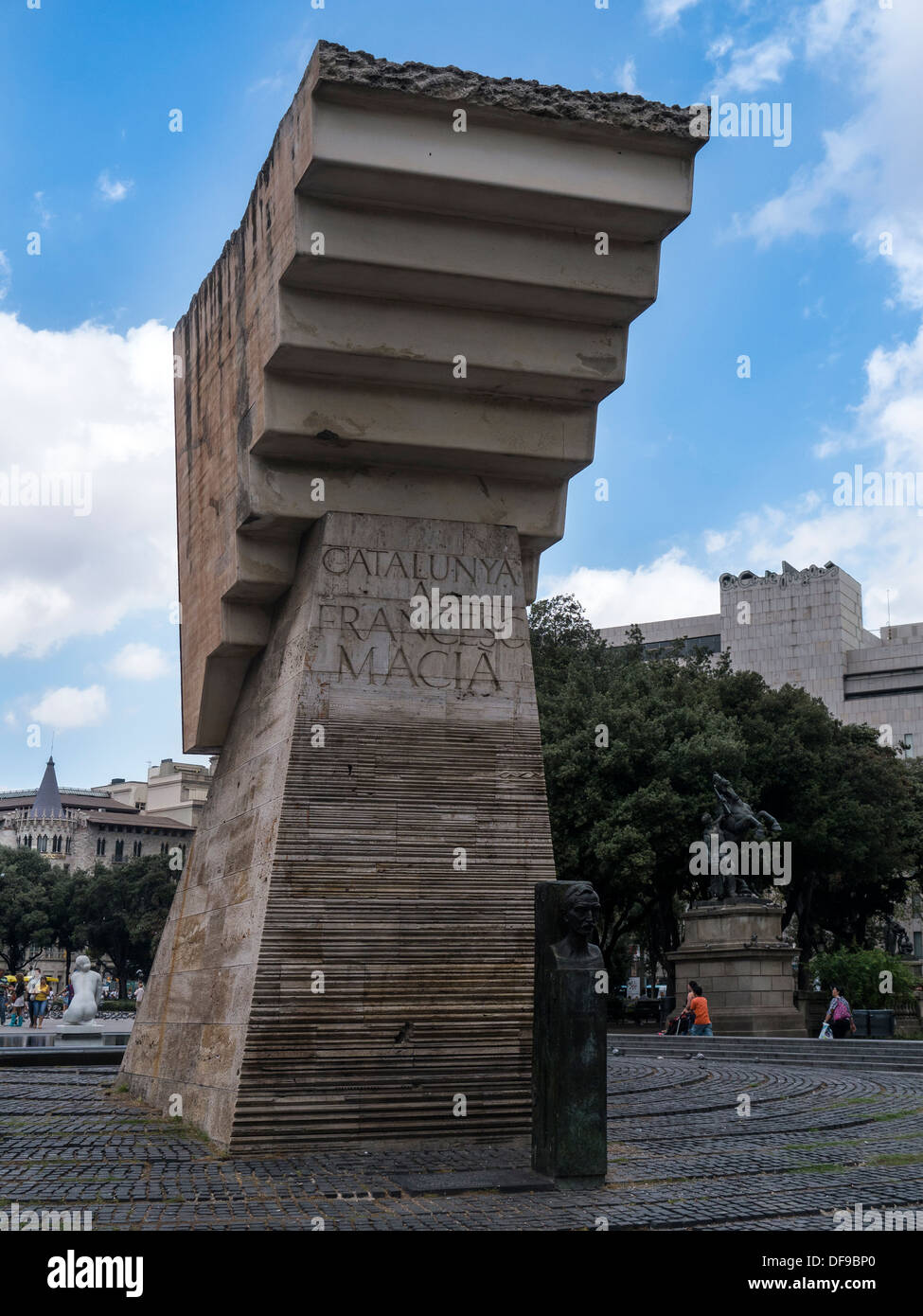 BARCELONA, SPANIEN - 12. SEPTEMBER 2013: Gedenkskulptur für Francesc Macia i Llussa am Placa de Catalunya Stockfoto