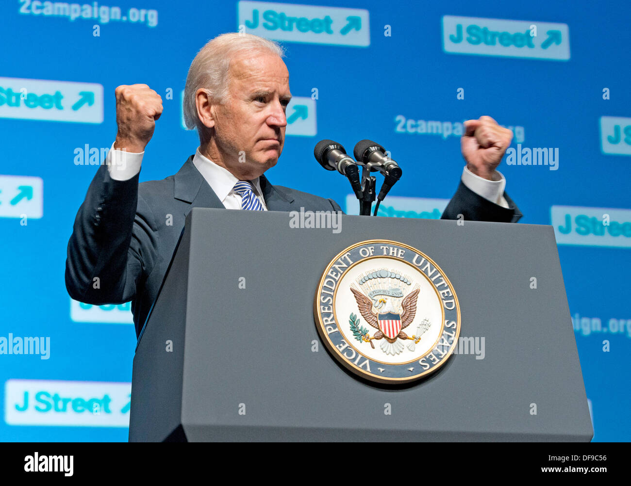 Washington DC, USA. 30. September 2013. US-Vizepräsident Joe Biden befasst sich der 4. nationalen J Street Konferenz im Washington Convention Center in Washington, D.C. am Montag, 30. September 2013. In seiner Rede bekräftigte der Vice President standhaft Verwaltungsunterstützung für Israel und die zwei-Staaten-Lösung. Bildnachweis: Ron Sachs © Dpa picture-Alliance/Alamy Live News Stockfoto