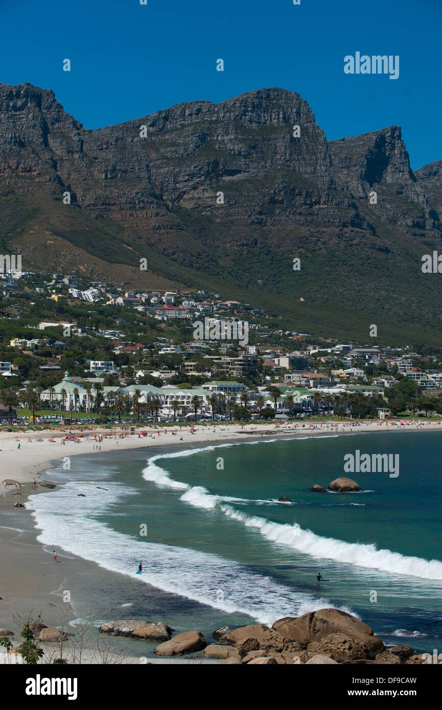 Camps Bay Strand und die zwölf Apostel Berge, Cape Town, Südafrika Stockfoto