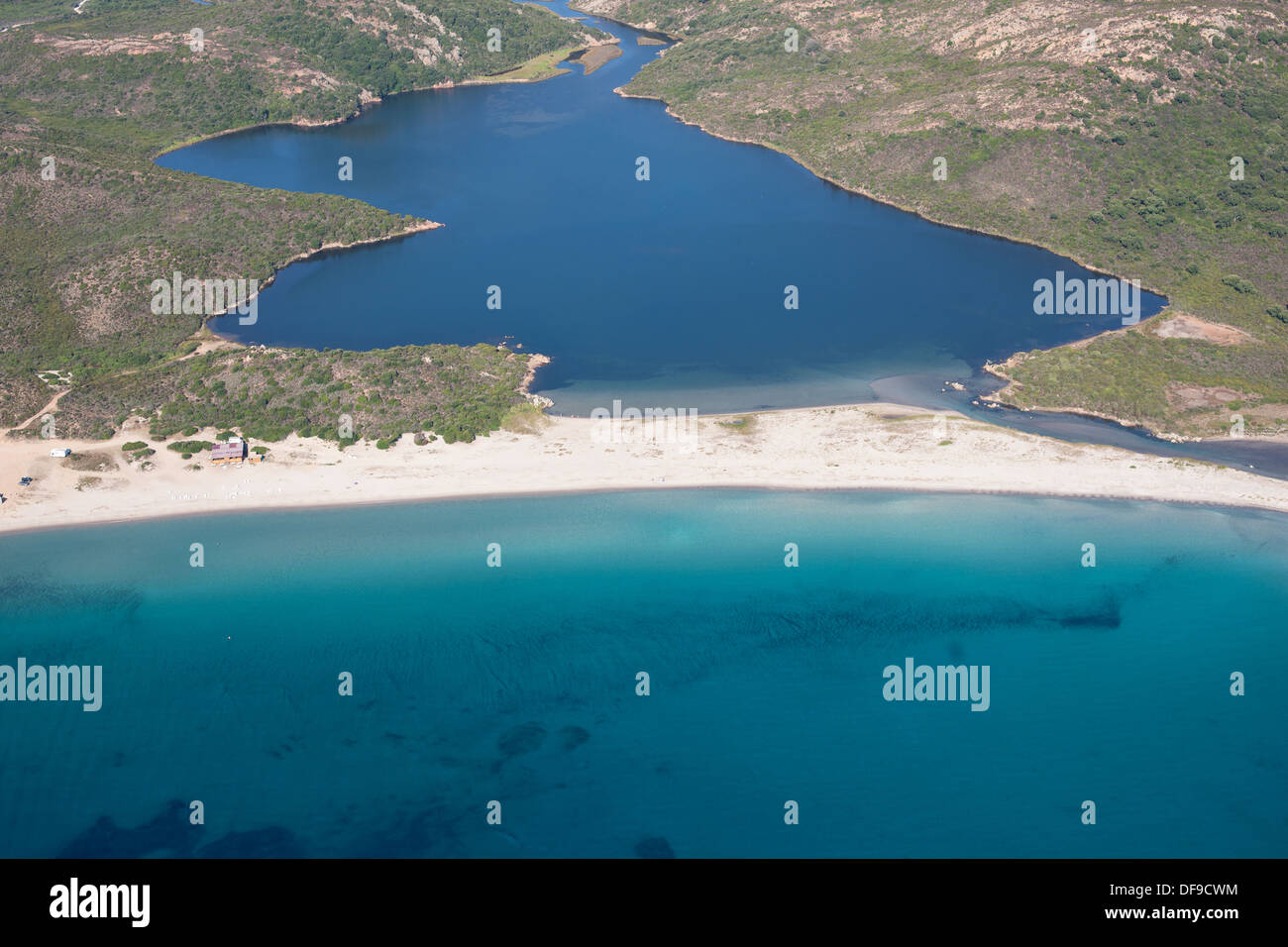 LUFTAUFNAHME. Sandstrand zwischen dem Mittelmeer und einem Süßwasserteich. Balistra Pond, Bonifacio, Korsika, Frankreich. Stockfoto