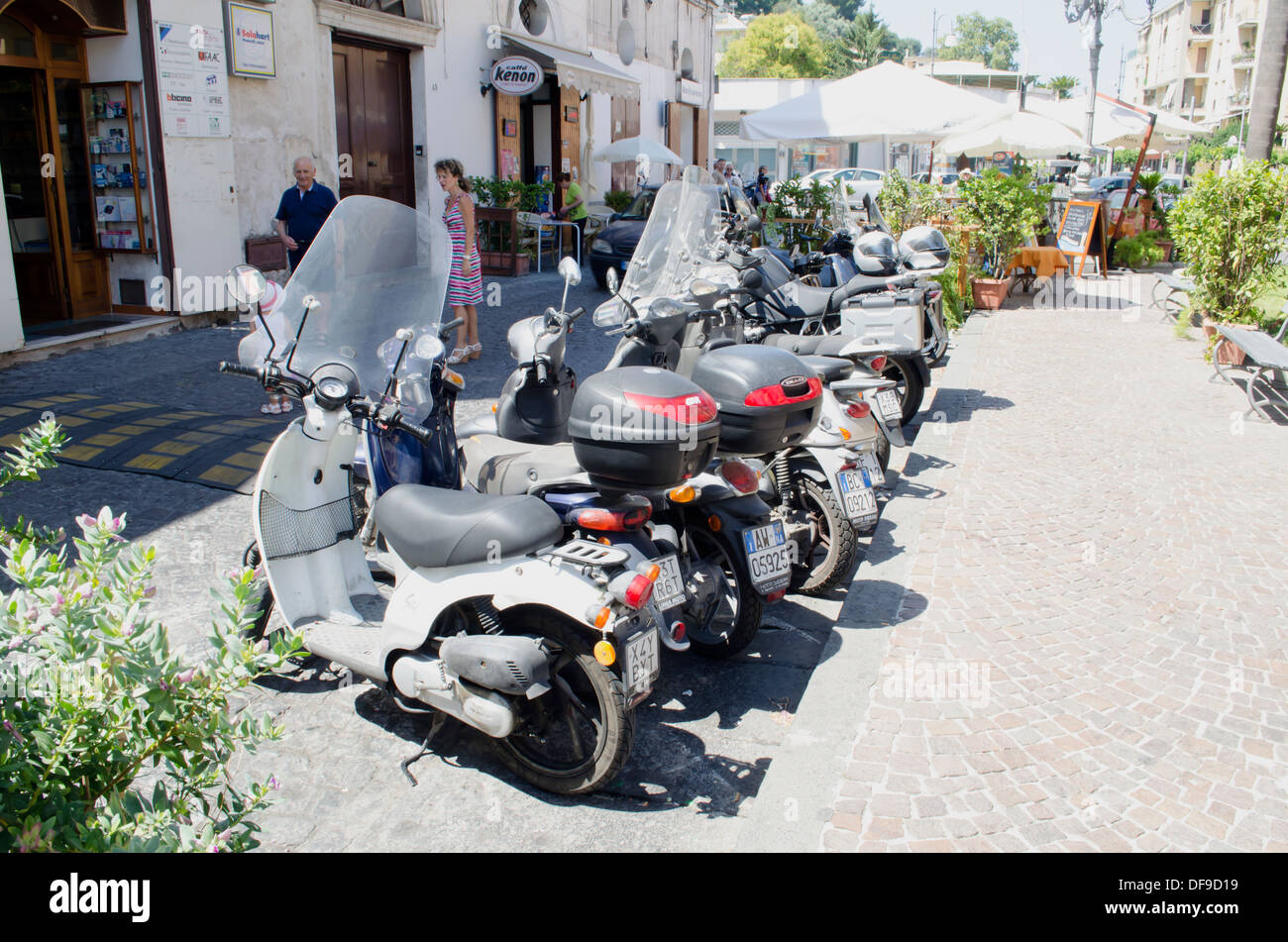 Italienischen Roller geparkt in St. Agnello, in der Nähe von Sorrent Stockfoto