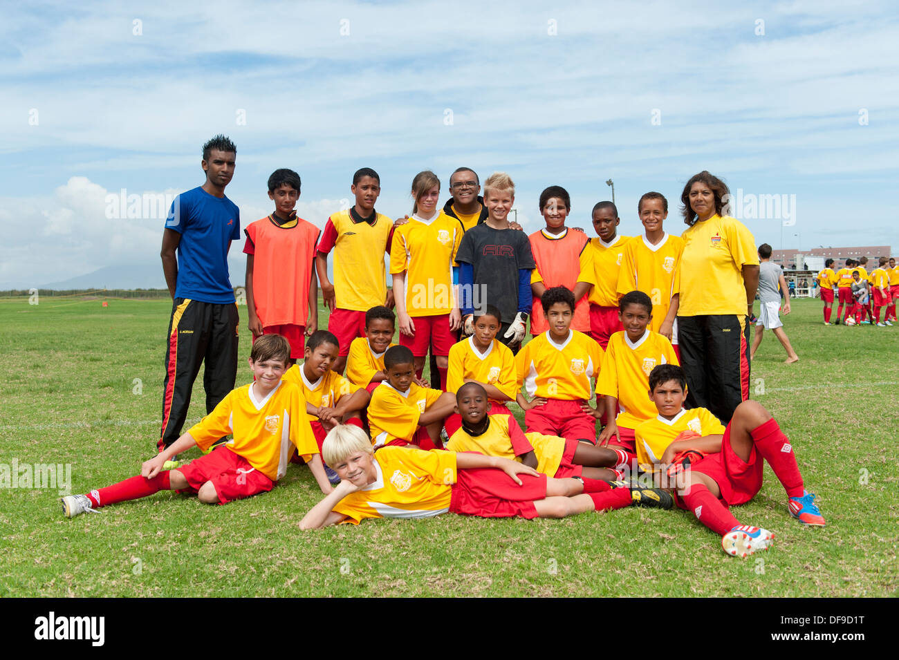 Junior Football Spieler mit Trainer, team-Foto, Kapstadt, Südafrika Stockfoto