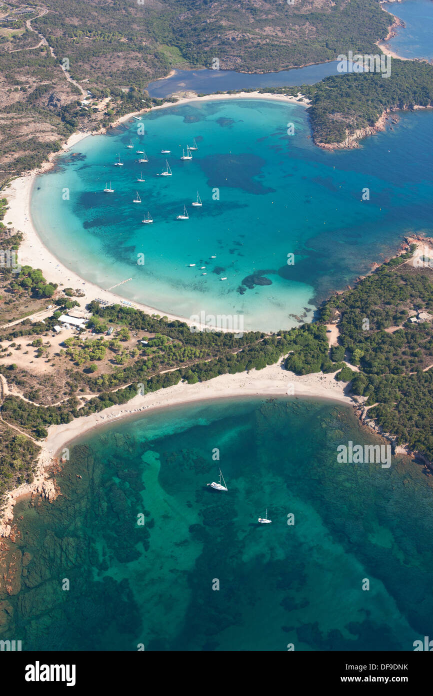 LUFTAUFNAHME. Bucht mit einer perfekten halbrunden Form und einem atemberaubenden Blau. Golf Von Rondinara, Bonifacio, Korsika, Frankreich. Stockfoto