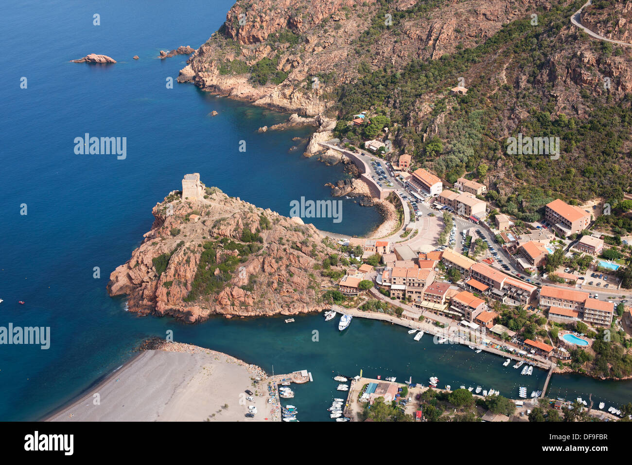 LUFTAUFNAHME. Die Stadt Porto, ihr genuesischer Turm und ein kleiner Jachthafen. Korsika, Frankreich. Stockfoto