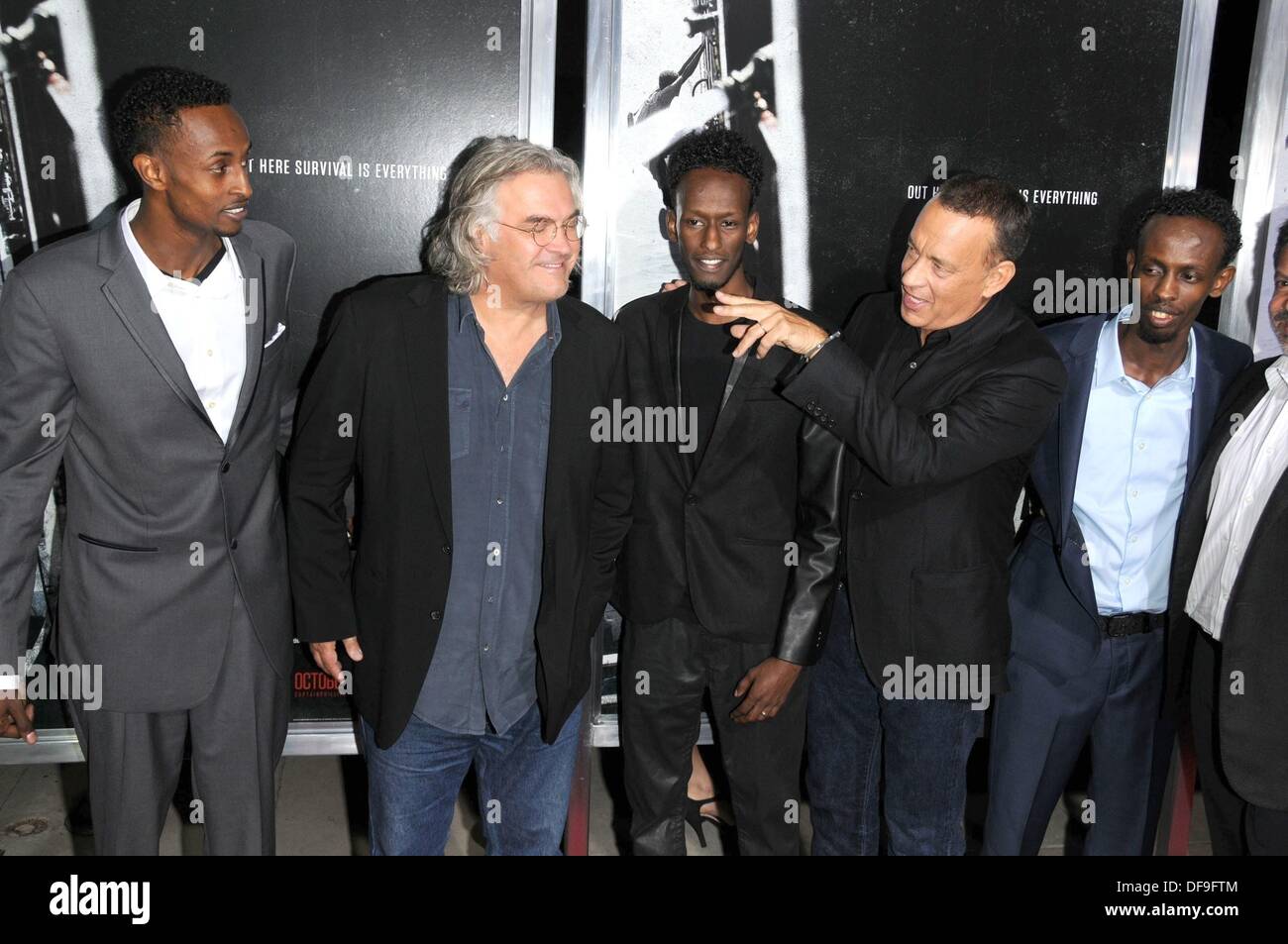 Los Angeles, Kalifornien, USA. 30. September 2013. Sep 30, 2013 - Los Angeles, Kalifornien, USA - Schauspieler FAYSAL AHMED, Regisseur PAUL GREENGRASS, Schauspieler MAHAT M ALI, Schauspieler TOM HANKS, Schauspieler BARKHAD ABDI, gehalten auf der 'Kapitän Phillips' Los Angeles Premiere an der Academy of Motion Picture Arts und Sciences Theater. © Paul Fenton/ZUMAPRESS.com/Alamy Live-Nachrichten Stockfoto