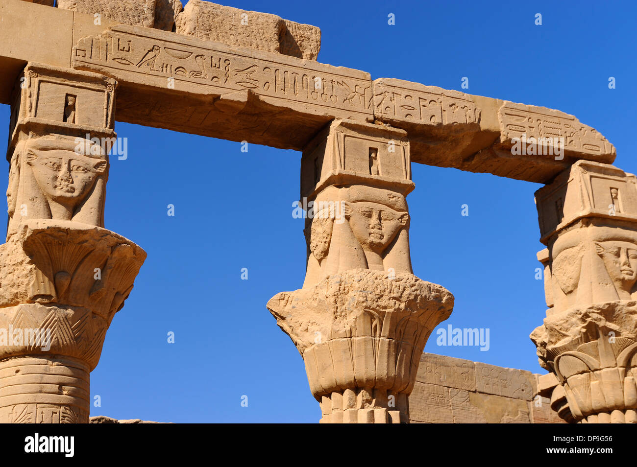 Detail aus Kiosk Nektanebos zeigt doppelte Hauptstadt Spalten (Blumen- und Leiter der Hathor) - Insel Philae, Assuan, Oberägypten Stockfoto