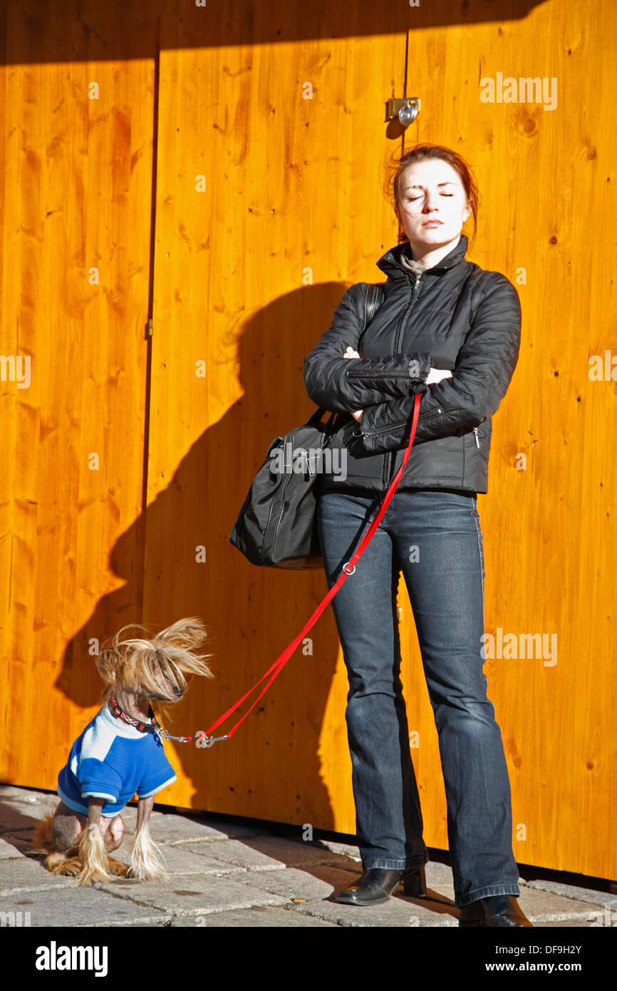 Junge Frau mit Hund genießt Sonne, Wien, Österreich, Europa Stockfoto