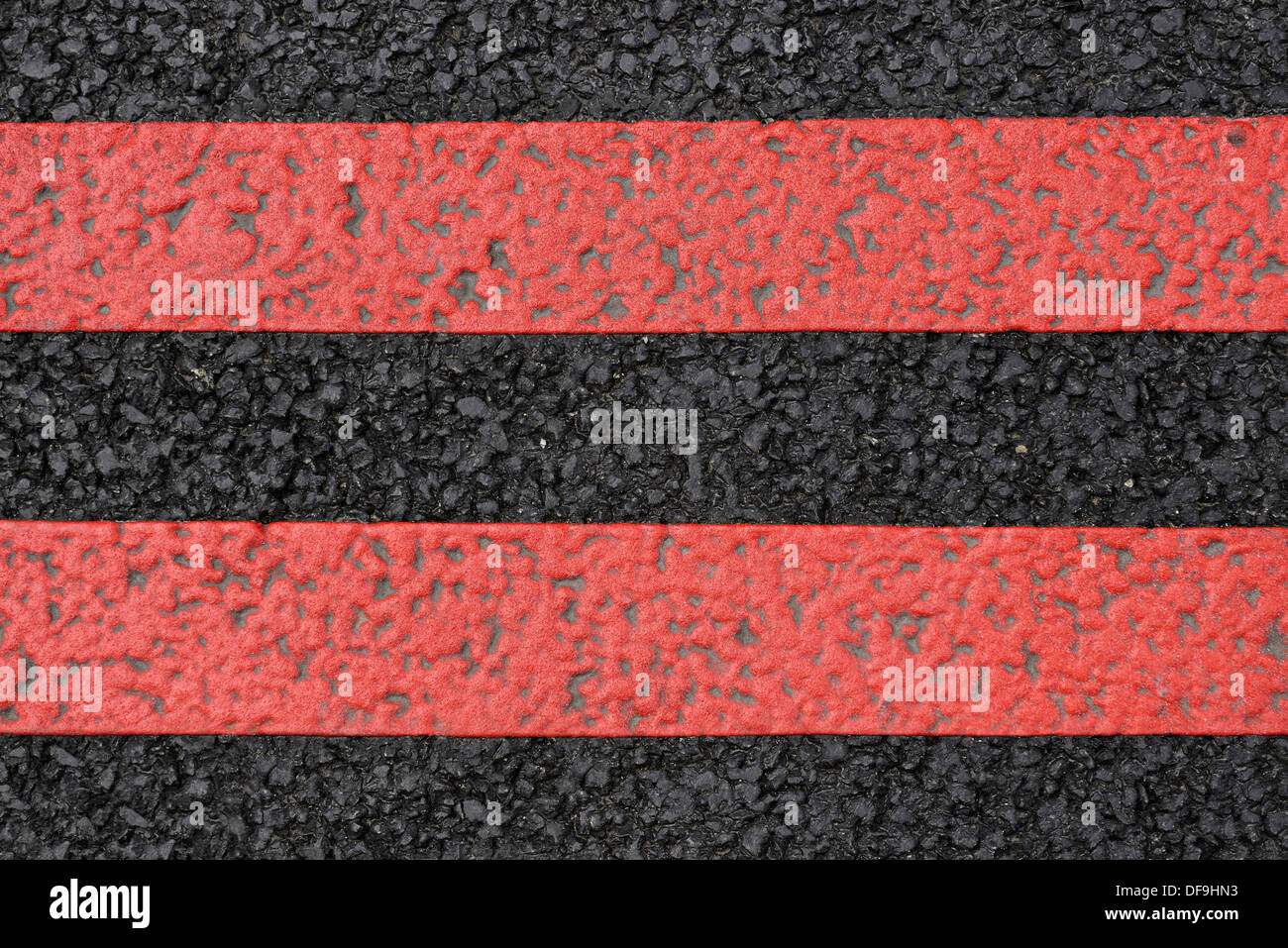 Doppelte rote Linien gemalt am Rande der Straße auf eine rote Route, in der Nähe, London, Vereinigtes Königreich. Stockfoto