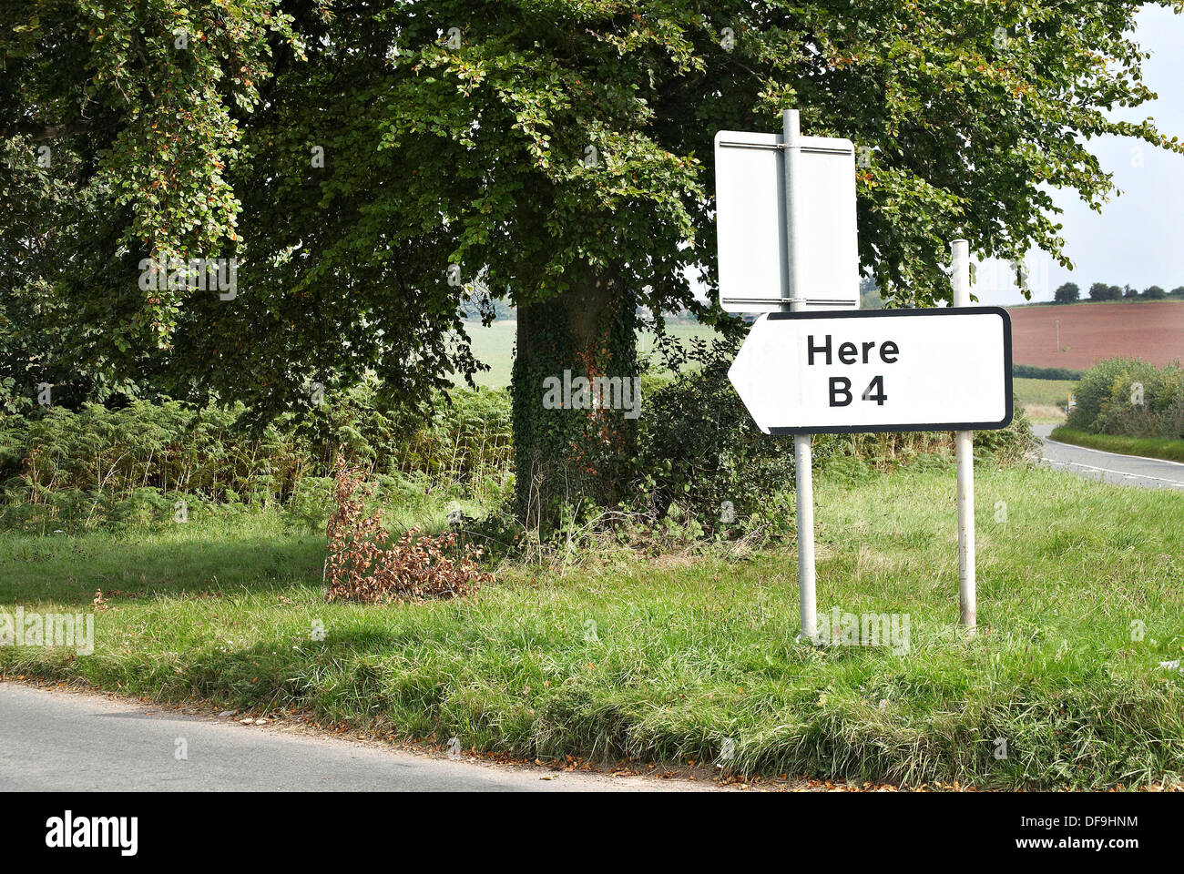 Ein Straßenschild, das liest hier B4, hier vor, auf einer Landstraße Stockfoto