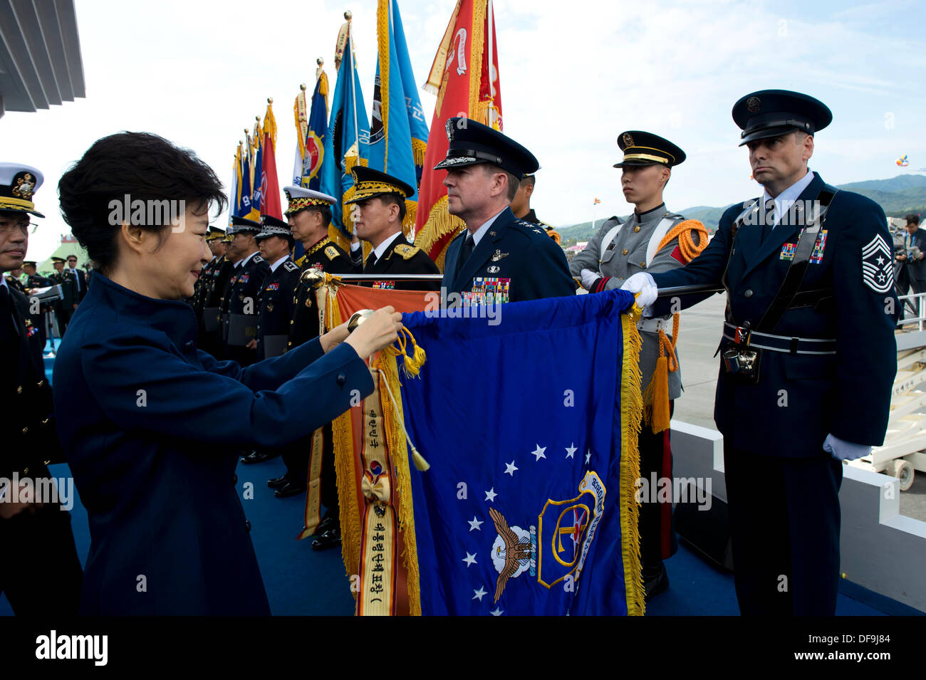 Republik von Korea President Park Geun-Hye misst einen Streamer die Flagge der Pacific Air Forces siebten Luftwaffe während der ROK Armee Parade 1. Oktober 2013 in Seoul, Südkorea. Die Militärparade erinnert an den Jahrestag der Republik Korea und den USA Allianz. Stockfoto